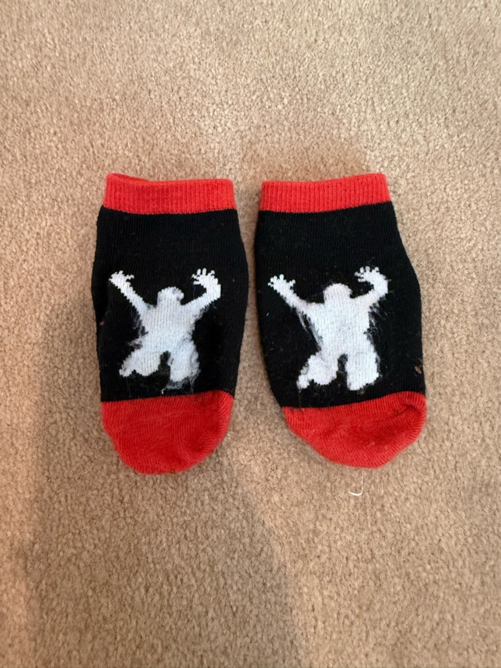 Black and Red Gorilla Graphic Kids No-Show Socks